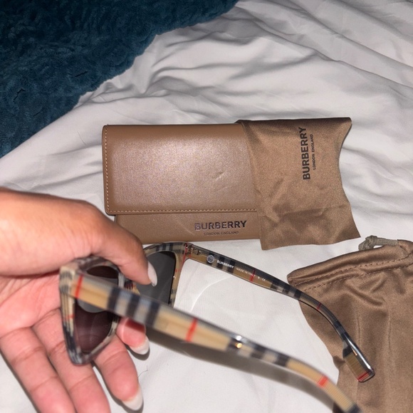 Burberry Eyewear Elsa Sunglasses 0BE4346 394487